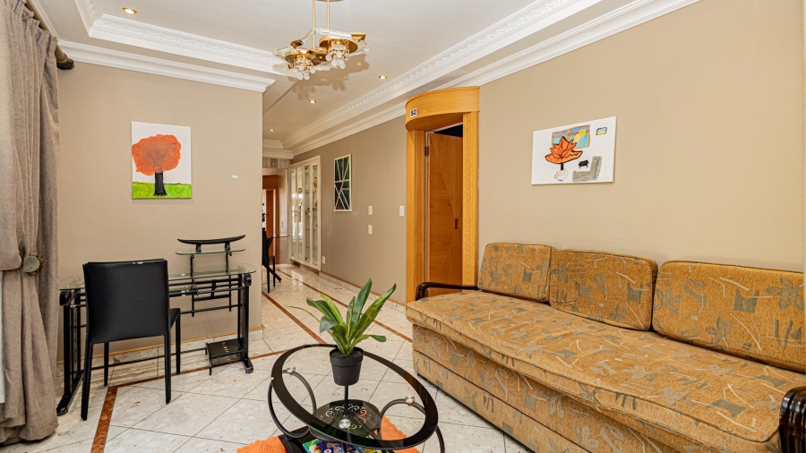 7 Bedroom Property for Sale in Plattekloof Western Cape
